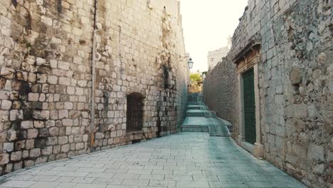 Spaziergang-Durch-Die-Engen-Gassen-Und-Die-Altstadt-Der-Antiken-Stadt-Dubrovnik,-Kroatien,-Europa