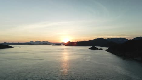 Wunderschöner-Sonnenuntergang-über-Inseln-Im-Südchinesischen-Meer,-4K-Drohnenansicht
