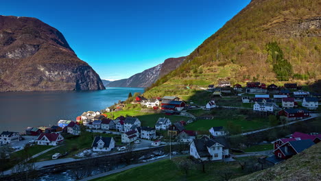 Aufnahme-über-Einem-Wunderschönen-Dorf-An-Einem-Sonnigen-Abend-Auf-Den-Lofoten,-Norwegen,-Umgeben-Von-Bergigem-Gelände-Im-Zeitraffer