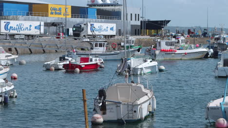 Variety-of-small-boats-anchored-in-harbor-in-Brest,-France