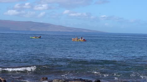 People-kayaking-in-Maui,-Hawaii