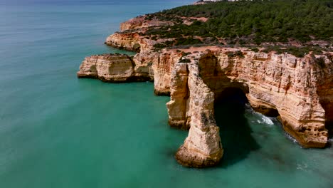 Flug-über-Die-Küste-Der-Algarve-An-Einem-Sonnigen-Tag-In-Portugal