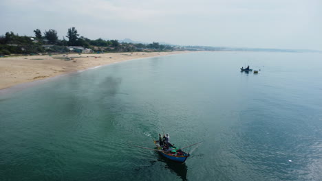 Nicht-Erkennbarer-Fischer,-Der-Ein-Boot-Mit-Fischernetz-Betreibt,-Vietnam