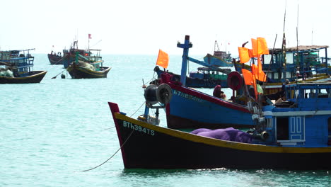 Vietnamesisches-Trawler-Fischerboot,-Das-Auf-Dem-Ozeanhafen-Schwimmt