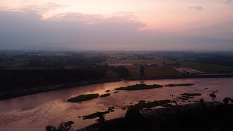Sonnenaufgang,-Sonnenuntergang,-Drohnenaufnahme-Beim-Überqueren-Des-Flusses,