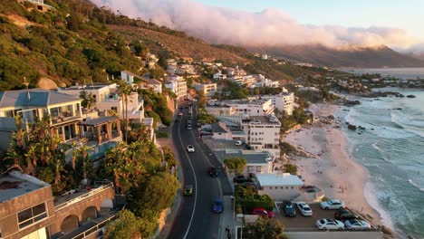 Autos-Fahren-Auf-Der-Straße-Oberhalb-Von-Clifton-Beach-In-Kapstadt,-Südafrika-Bei-Sonnenuntergang,-Luftaufnahme