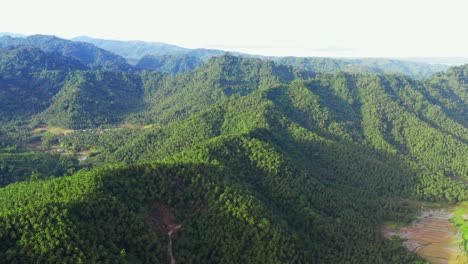 Vista-Aérea-De-Exuberantes-Montañas-Verdes-Durante-El-Verano-En-Bantawon,-San-Bernardo,-Provincia-Del-Sur-De-Leyte