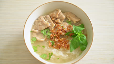 Pho-Bo-Vietnamesische-Suppe-Mit-Schweinefleisch-Und-Reisnudeln---Vietnamesischer-Essensstil