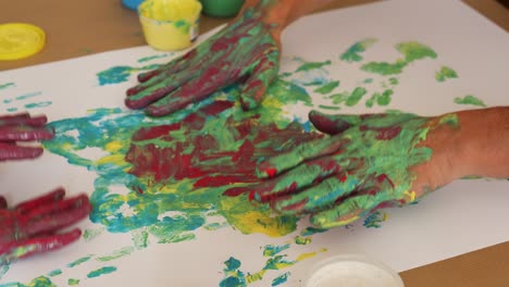 Hände-Eines-Erwachsenen-Mannes-Und-Eines-Kleinen-Mädchens-Spielen-Mit-Farben-Und-Handabdrücken