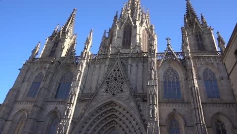 Katholische-Kathedrale-Von-Barcelona-An-Einem-Sonnigen-Tag