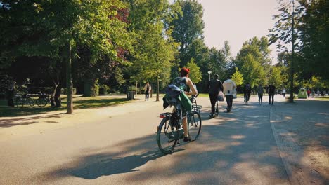 Gente-Caminando,-Andando-En-Bicicleta-Y-Montando-Scooters-En-Vondelpark-En-Amsterdam,-Países-Bajos