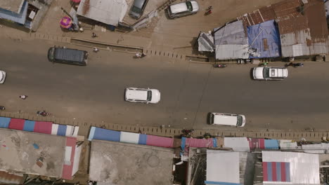 Luftaufnahmen-Von-Oben-Nach-Unten-Von-Autos,-Die-In-Freetown,-Sierra-Leone,-über-Die-Straße-Fahren