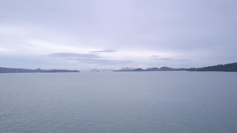Islas-Tropicales-Y-Vasto-Paisaje-Marino-En-Un-Día-Nublado-En-Phuket,-Tailandia
