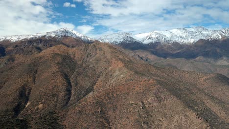 Luftbild-LKW-Links-Vom-Park-San-Carlos-De-Apoquindo,-Schneebedeckte-Bergkette-Im-Hintergrund
