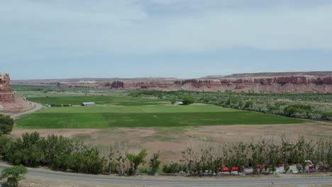 Grünes-Landwirtschaftliches-Ackerland-In-Der-Wüste-Im-Südwesten-Von-Utah-Während-Der-Dürre,-Luftaufnahme