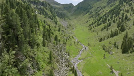 Luftvorwärtsflug-Zwischen-Fluss,-Der-Im-Sommer-Bergab-Fließt,-Grüne-Berge---Dolomit,-Italien