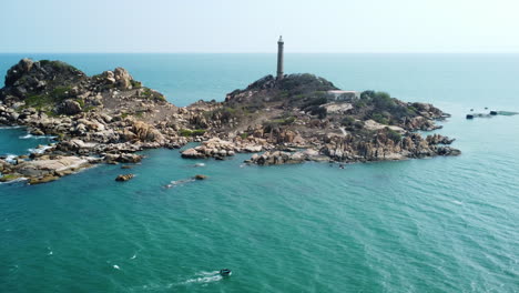 Ke-Ga-Leuchtturm-Binh-Thuan-Kleine-Insel-Im-Unberührten-Meerwasser-Vietnam-Asien-Urlaubsziel