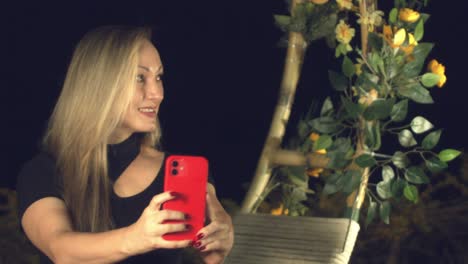 Attraktive-Erwachsene-Frau-Lächelt-Und-Glücklich,-Während-Sie-Nachts-Draußen-Ein-Selfie-Macht