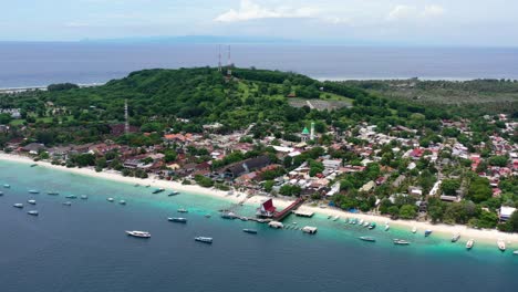 Luftaufnahmen-Von-Strandresorts-Und-Hotels-Auf-Der-Insel-Gili-Trawangan-In-Indonesien-An-Einem-Bewölkten-Tag