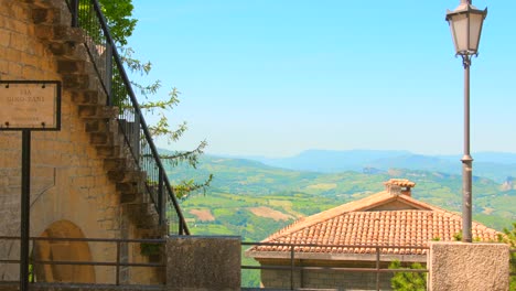 Toma-Panorámica-Sobre-Un-Hermoso-Terreno-Montañoso-Rodeado-De-Arquitectura-Histórica-En-San-Marino,-Norte-De-Italia-Durante-El-Día