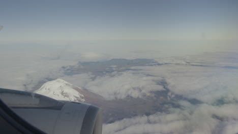 Vista-Aérea-Desde-Avión,-Hélice,-Nubes-Y-Montañas