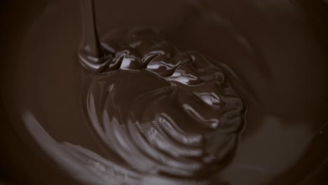 Verter-El-Flujo-De-Chocolate-Amargo-Oscuro-Derretido