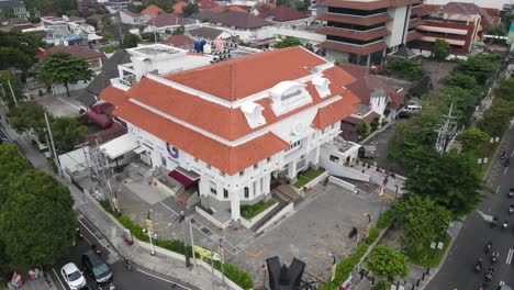 Vista-Aérea,-Gramedia,-Que-Es-La-Librería-Más-Grande-De-Yogyakarta,-Que-Tiene-Una-Historia-Y-Una-Arquitectura-única-En-El-Centro-De-La-Ciudad