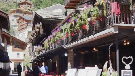 Isle-walkthrough-of-colorful-and-scenic-luxury-restaurant-as-waiters-look-as-people-eat-in-Zermatt,-Switzerland