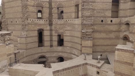 Blick-Auf-Die-Inneren-Steinziegelarbeiten-Des-Römischen-Turms-Im-Alten-Kairo-An-Einem-Hellen,-Klaren-Tag