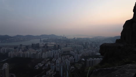 Das-Stadtbild-Von-Hongkong-Wechselt-Vom-Tag-Zur-Nacht-In-Einem-Zeitraffer,-Gefilmt-Vom-Kowloon-Peak-Und-Seiner-Berühmten-Klippe
