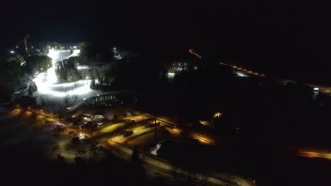 Drohnenvideo-Vom-Beleuchteten-Skistadion-Am-Abend