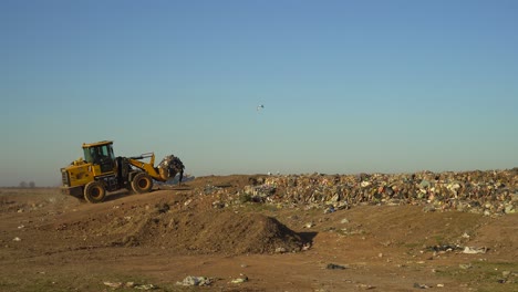 Ein-Bulldozer-Betritt-Eine-Mit-Müll-Beladene-Mülldeponie