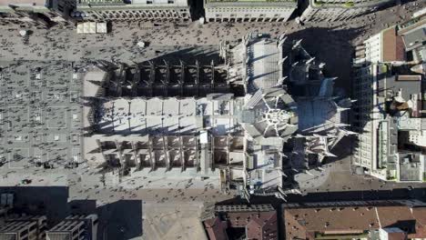 Luftaufnahme-Von-Oben-Nach-Unten-Auf-Den-Berühmten-Mailänder-Dom-Und-Die-Piazza-Duomo,-Italien