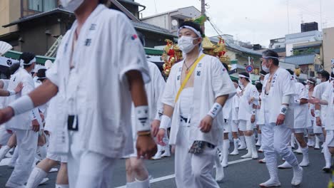 Gion-Festival-Parade-through-Streets-of-Kyoto,-First-Event-in-2-Years
