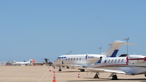 Jets-Privados-Estacionados-En-La-Plataforma-Del-Aeropuerto,-Día-Soleado