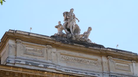 Grupo-De-Estatuas-Que-Representan-El-Carro-De-Venus-Tirado-Por-Un-Tritón-Y-Una-Nereida-En-La-Parte-Superior-Del-Edificio-Del-Acuario-Romano-En-Roma,-Italia