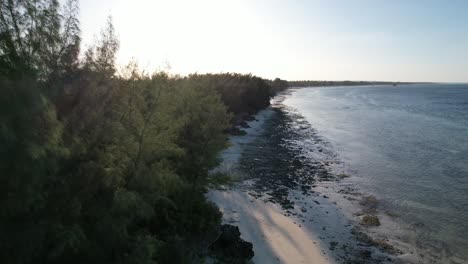 Vor-Dem-Sonnenuntergang-Am-Strand-Eines-Indischen-Ozeans-In-Kiwengwa,-Sansibar