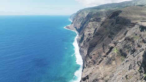 Schroffe-Klippe-Von-Ponta-Do-Pargo-Mit-Blick-Auf-Den-Atlantischen-Ozean-Am-Rande-Der-Insel-Madeira-In-Portugal