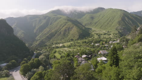Vista-Aérea-Del-Asentamiento-Daba-Y-La-Cordillera-Verde-En-Verano-En-Georgia