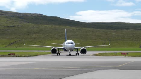 Atlantic-Airways-Airbus-A320-Rollt-Auf-Dem-Flughafen-Vagar-In-Sorvagur,-Färöer-Inseln