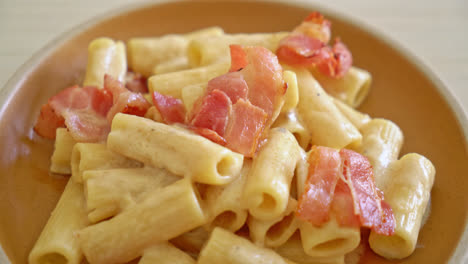 homemade-spaghetti-rigatoni-pasta-with-white-sauce-and-bacon---Italian-food-style