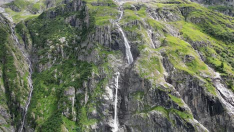 Push-in:-waterfall,-cascade-on-a-steep-rocky-mountain