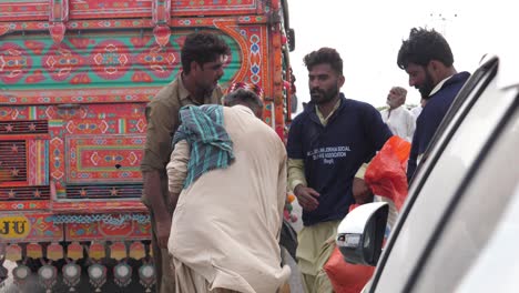 Helfer-Helfen-Einheimischen-In-Einer-Abgelegenen-Gegend-In-Belutschistan-Nach-Schweren-Überschwemmungen