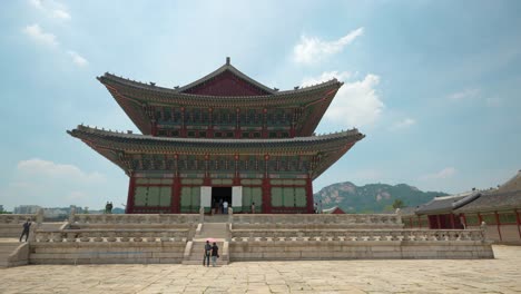Vista-De-Geunjeongjeon-En-El-Palacio-Gyeongbokgung-Con-Gente-Haciendo-Turismo
