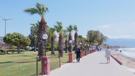Menschen-Gehen-Friedlich-Durch-Die-Strandpromenade