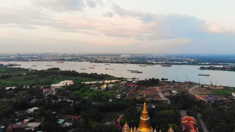 Stattlicher-Goldener-Tempel-In-Saigon,-Mit-Hintergrund-Des-Flusses-Sai-Gon