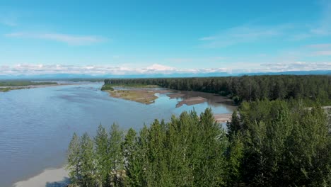 4K-Drohnenvideo-Des-Susitna-Flusses-Mit-Dem-Denali-Berg-In-Der-Ferne-An-Einem-Sommertag-In-Alaska