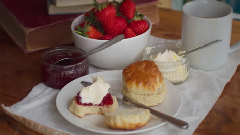 Cornish-Scones-Cream-and-Jam-with-a-Bowl-of-Strawberries