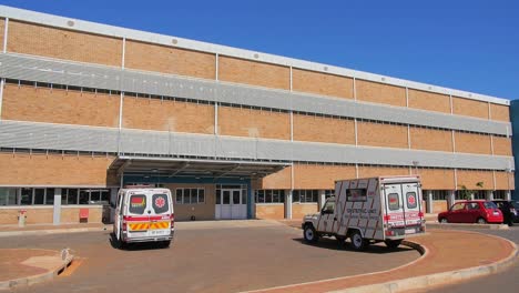 Ambulancias-Estacionadas-Fuera-Del-Hospital-De-Lower-Umfolozi,-Kzn,-Tiro-De-Establecimiento