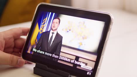 Den-Präsidenten-Der-Ukraine-Wolodymyr-Zelensky-In-Den-Nachrichten-Verfolgen-Und-Eine-Rede-Online-Auf-Dem-Tablet-Halten